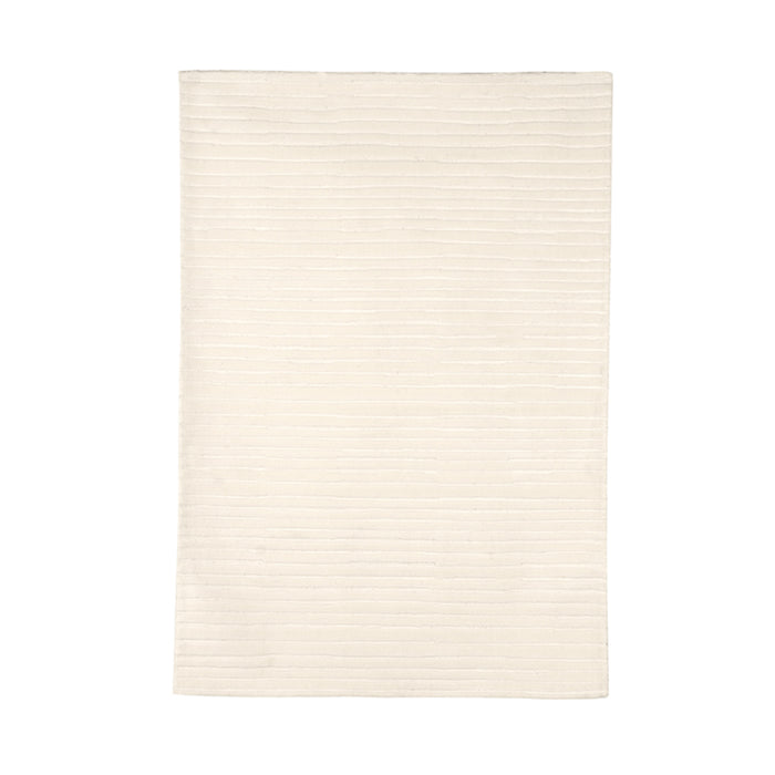 Ivoorwollen vloerkleed Luxy van 200x300 cm met een subtiel horizontaal reliëf en een zachte, lage pool.