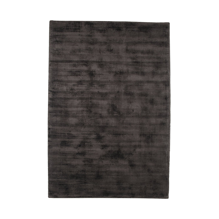 Rechthoekig antraciet viscose vloerkleed Velvy van 200x300 cm met een subtiel horizontaal kleurverloop en glans.