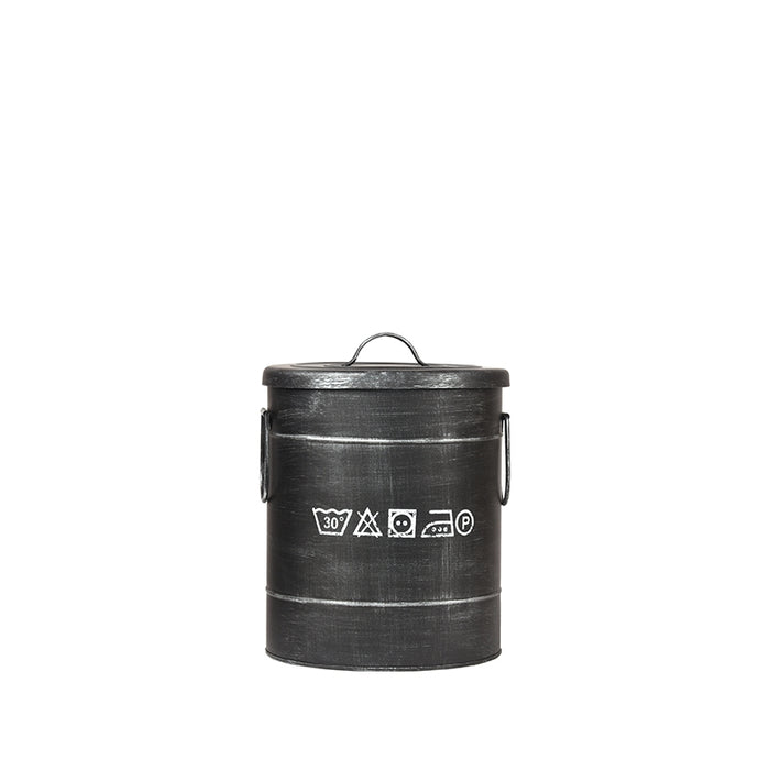 LABEL51 ronde wasmand van antiek zwart metaal met deksel, handgrepen en industriële wasvoorschrift-opdruk, 26x26x33 cm.