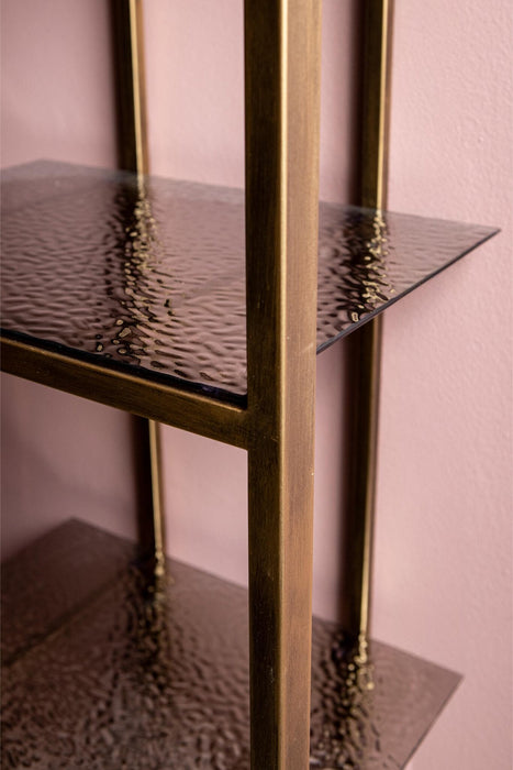 Goudkleurige metalen opbergkast Ilya van PTMD met planken van gestructureerd rookglas.
