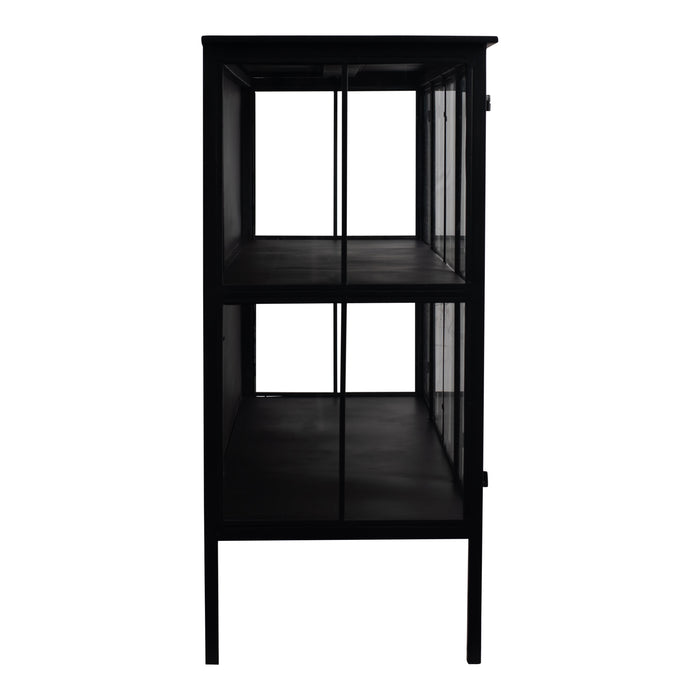 Zwarte PTMD opbergkast van ijzer met twee open schappen, afmeting 41x140 cm in een strak industrieel design.