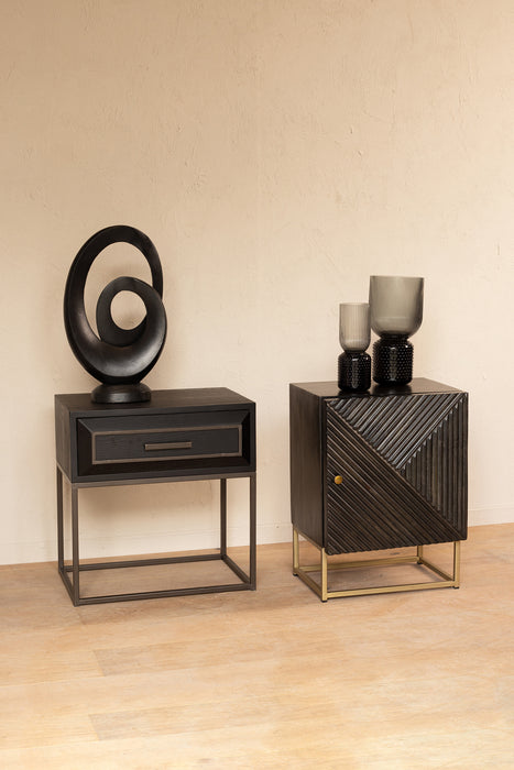 Zwarte Lixly opbergkast van ijzer met een modern design en slank onderstel voor een stijlvol interieur.