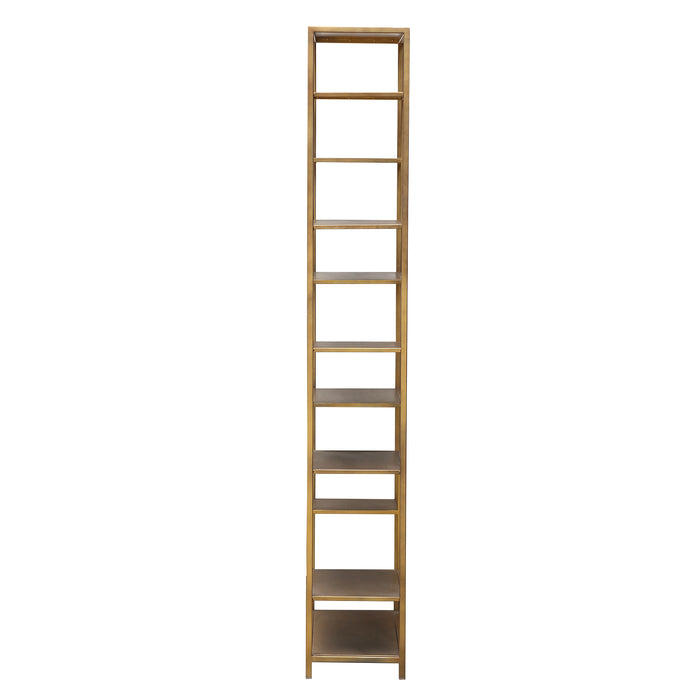 Slanke goudkleurige vakkenkast van ijzer met vele planken, 30x60x195 cm, ideaal als stijlvol opbergmeubel.