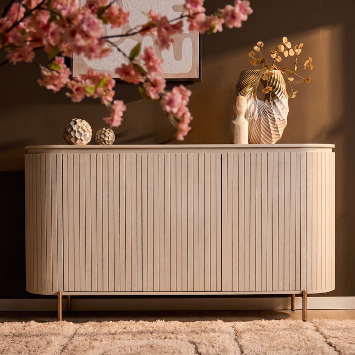 Zandkleurig Solana dressoir van 165 cm breed in mangohout met drie deuren en een slank metalen onderstel.