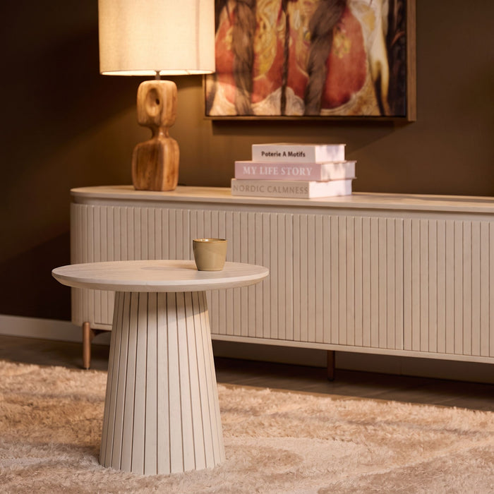 Ronde zandkleurige salontafel Solana van mangohout met een geribbelde voet, 50 cm breed en 46 cm hoog.