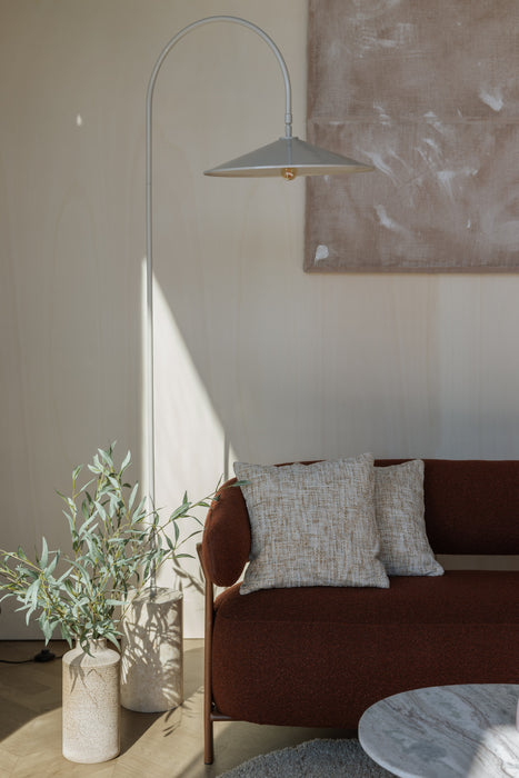 Vloerlamp Enno Travertin Grijs – sfeerfoto