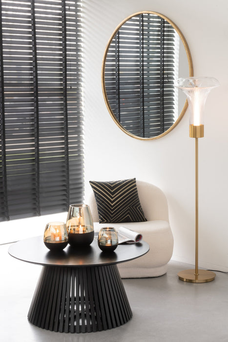 Elegante vloerlamp met transparante glazen kap en goudkleurige voet, 155 cm hoog in een modern interieur.