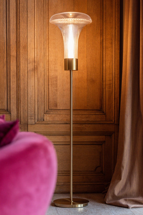 Elegante vloerlamp van 155 cm met transparante glazen kap en slanke gouden voet voor een sfeervol interieur.