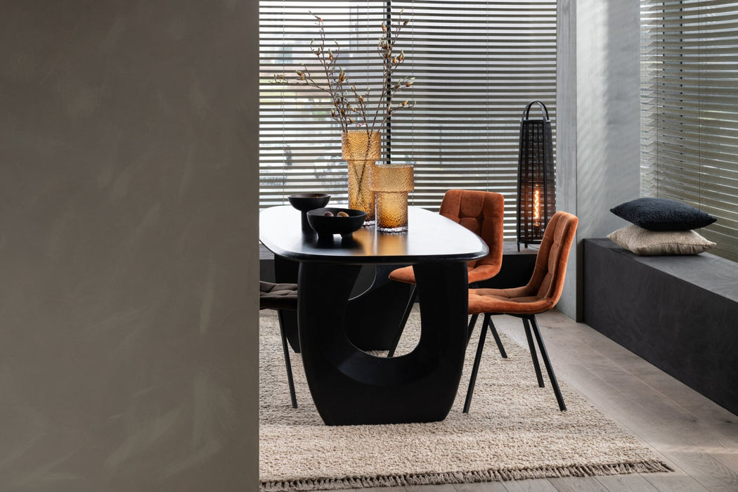 Zwarte vloerlamp van 100 cm hoog met textiel en bamboe look in een modern interieur bij een eettafel.